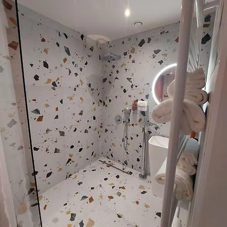 Sous La Houlette, 3 Suites, Pool And Sauna On Demand