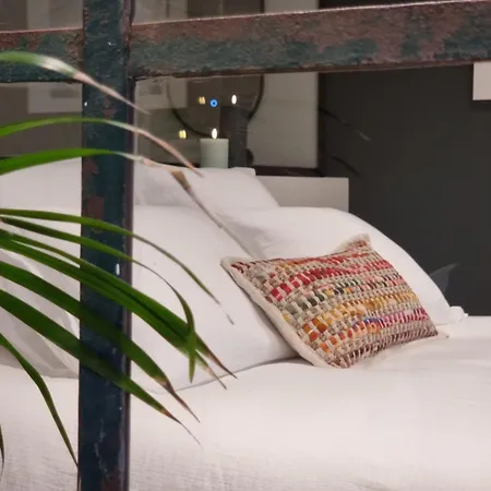 Bed & Breakfast Sous La Houlette, 3 Suites, Pool And Sauna On Demand