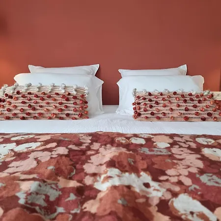 Sous La Houlette, 3 Suites, Pool And Sauna On Demand Bed & Breakfast