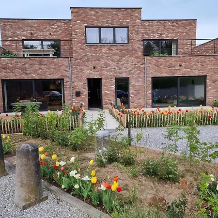 Bed & Breakfast Sous La Houlette, 3 Suites, Pool And Sauna On Demand