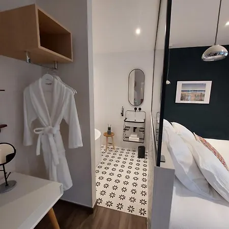 Sous La Houlette, 3 Suites, Pool And Sauna On Demand Bed & Breakfast