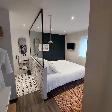 Bed & Breakfast Sous La Houlette, 3 Suites, Pool And Sauna On Demand