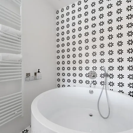 Sous La Houlette, 3 Suites, Pool And Sauna On Demand Bed & Breakfast