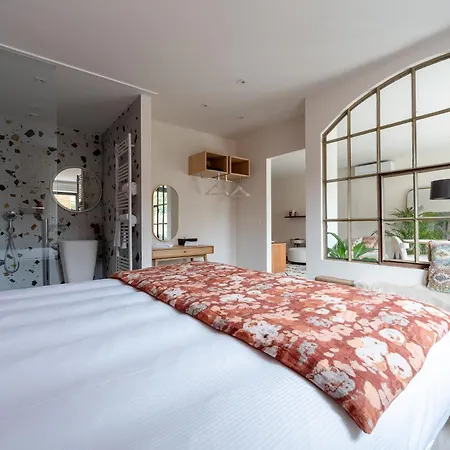 Sous La Houlette, Suites, Piscine Interieure Et Sauna Bed & Breakfast
