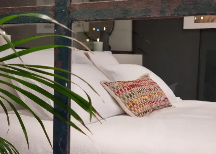 Bed and Breakfast Sous La Houlette, 3 Suites, Pool And Sauna On Demand