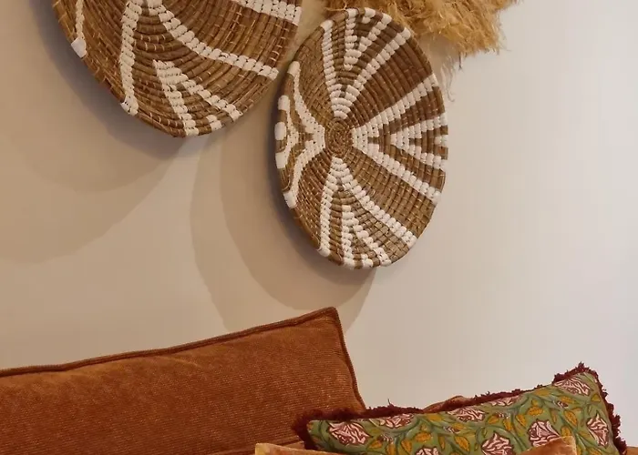 Bed and Breakfast Sous La Houlette, 3 Suites, Pool And Sauna On Demand