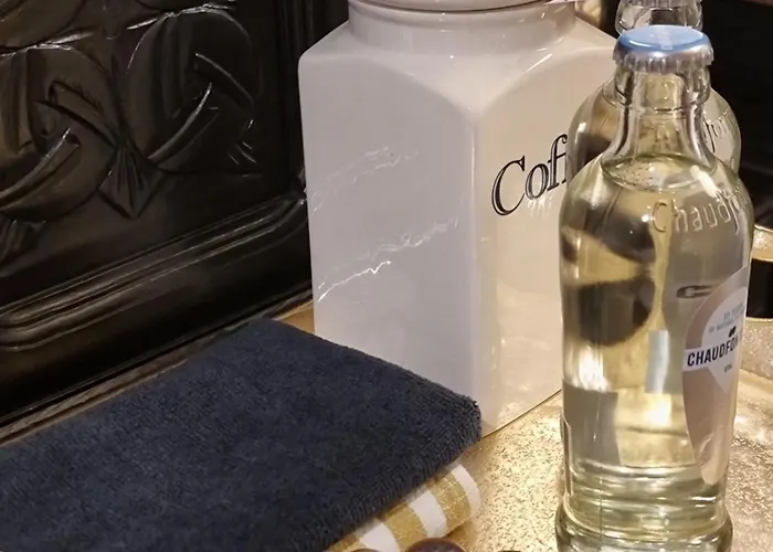 Sous La Houlette, 3 Suites, Pool And Sauna On Demand Bed and Breakfast