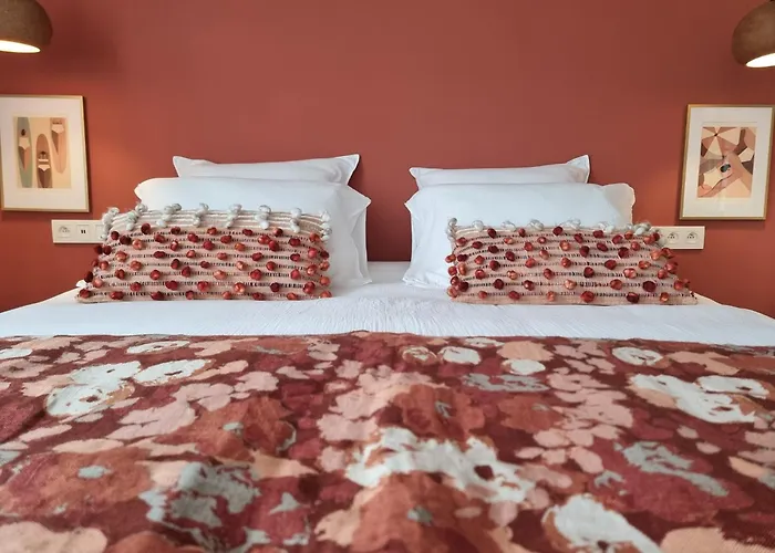 Sous La Houlette, 3 Suites, Pool And Sauna On Demand Bed and Breakfast