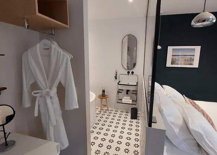 Sous La Houlette, 3 Suites, Pool And Sauna On Demand Bed and Breakfast