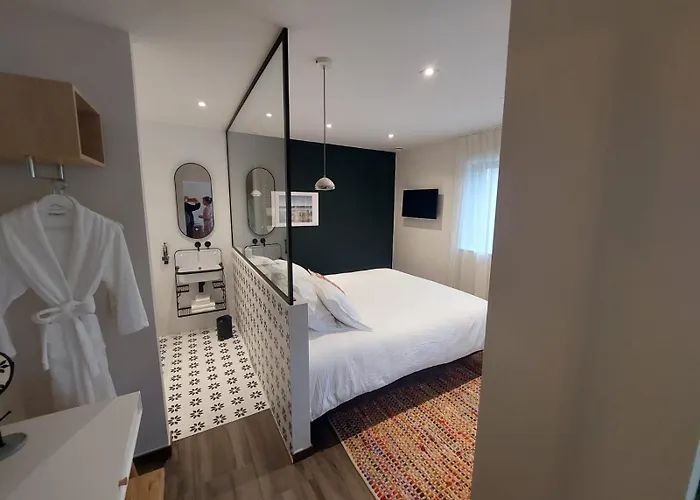 Bed and Breakfast Sous La Houlette, 3 Suites, Pool And Sauna On Demand