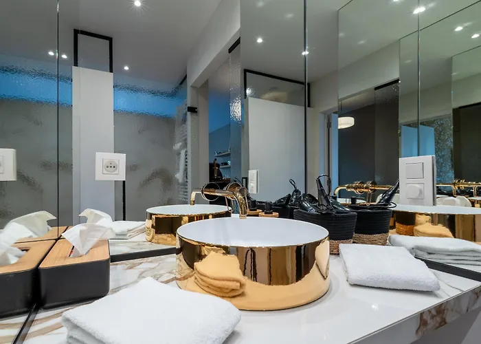 Sous La Houlette, 3 Suites, Pool And Sauna On Demand Bed and Breakfast