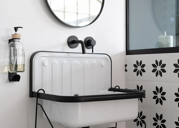 Sous La Houlette, 3 Suites, Pool And Sauna On Demand Bed and Breakfast