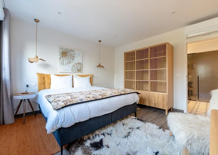 Sous La Houlette, 3 Suites, Pool And Sauna On Demand Bed and Breakfast 4*