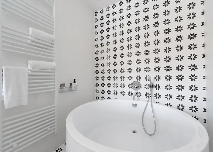 Sous La Houlette, 3 Suites, Pool And Sauna On Demand Bed and Breakfast