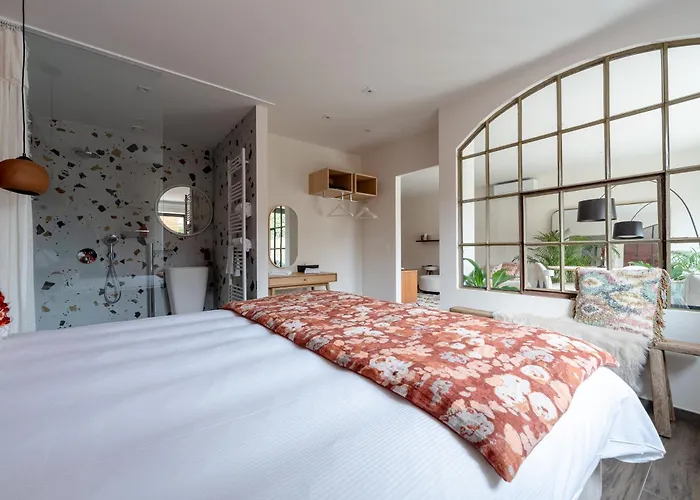 Sous La Houlette, 3 Suites, Pool And Sauna On Demand Bed and Breakfast