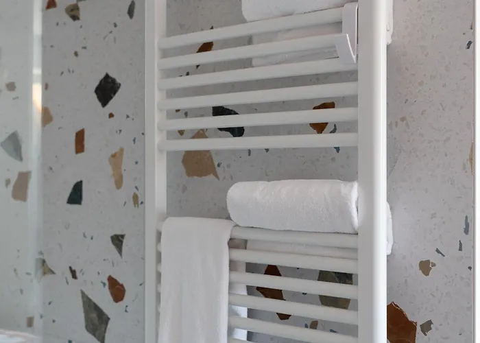 Sous La Houlette, 3 Suites, Pool And Sauna On Demand Bed and Breakfast 4*