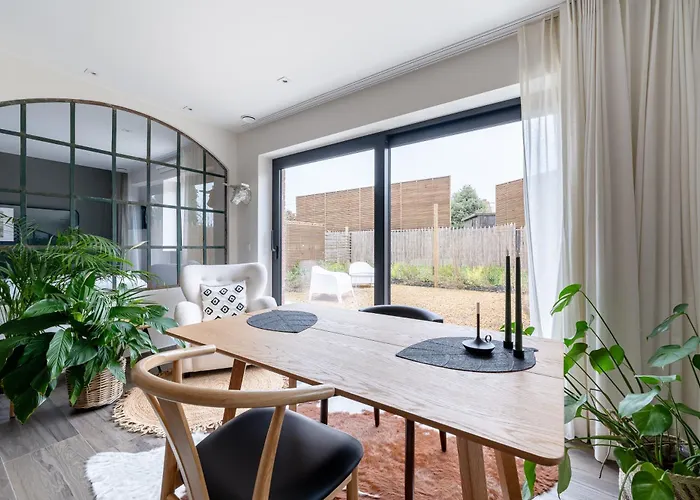 Sous La Houlette, 3 Suites, Pool And Sauna On Demand Bed and Breakfast