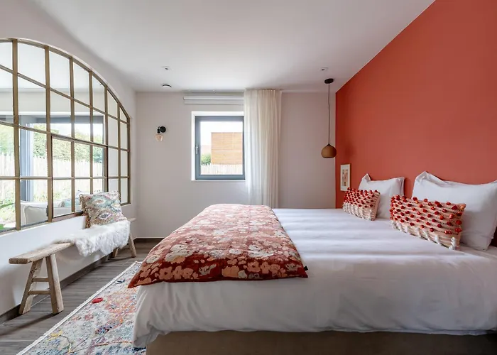 Sous La Houlette, 3 Suites, Pool And Sauna On Demand Bed and Breakfast 4*