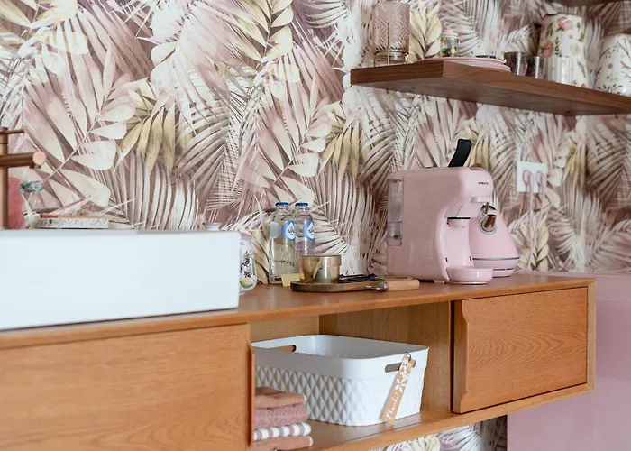 Sous La Houlette, 3 Suites, Pool And Sauna On Demand Bed and Breakfast